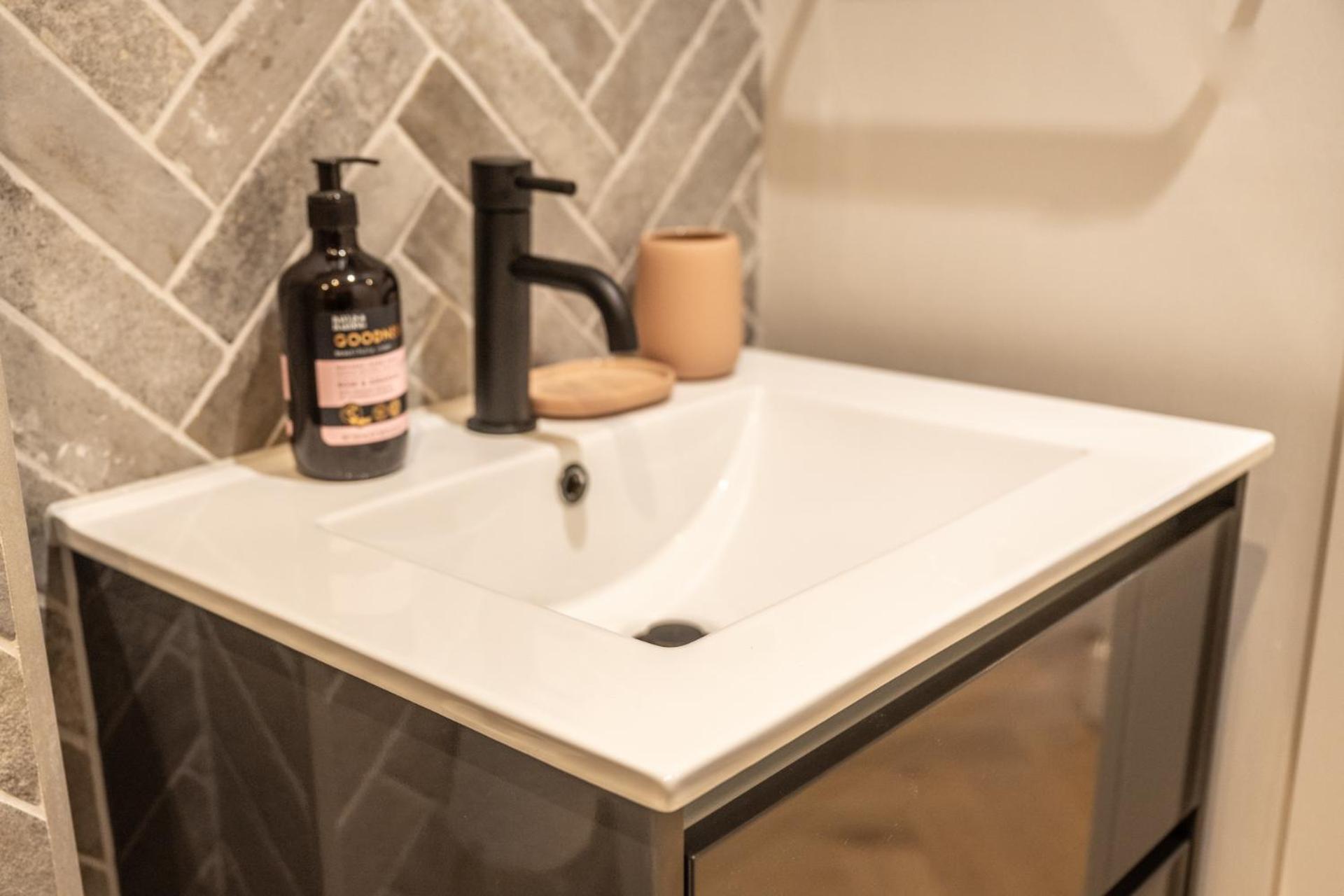 Modern, Stylish Newly Refurbished 2Nd Floor Apartment In Fitzrovia Londen Buitenkant foto
